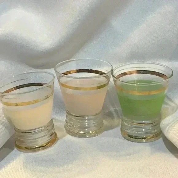 Vintage 1950s Decanter with Multicolor Mini Glasses - Picture 2 of 4